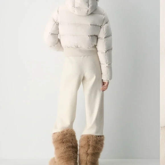 Aritzia Super Puff Chalet with faux fur - Picture 5 of 6